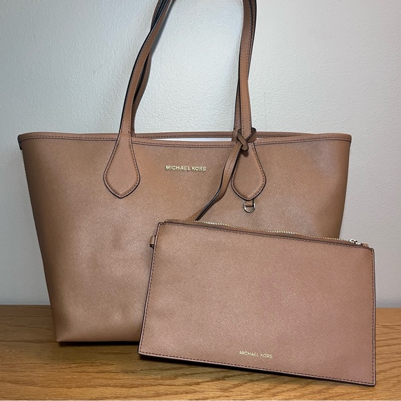 Michael Kors Saige Med Reversible Tote and Zip Clutch - Picture 3 of 15